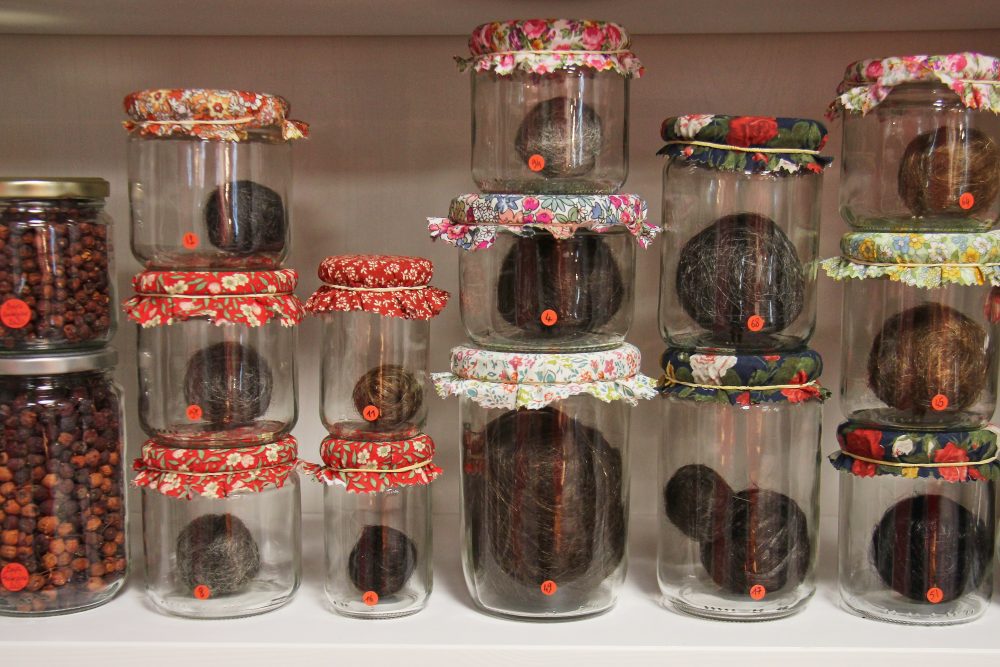 Sofie Vinet - Madame Filosa - Les Pelotes Confinées 2 - bocaux d'aubépine de l'exposition de Nozay (44)