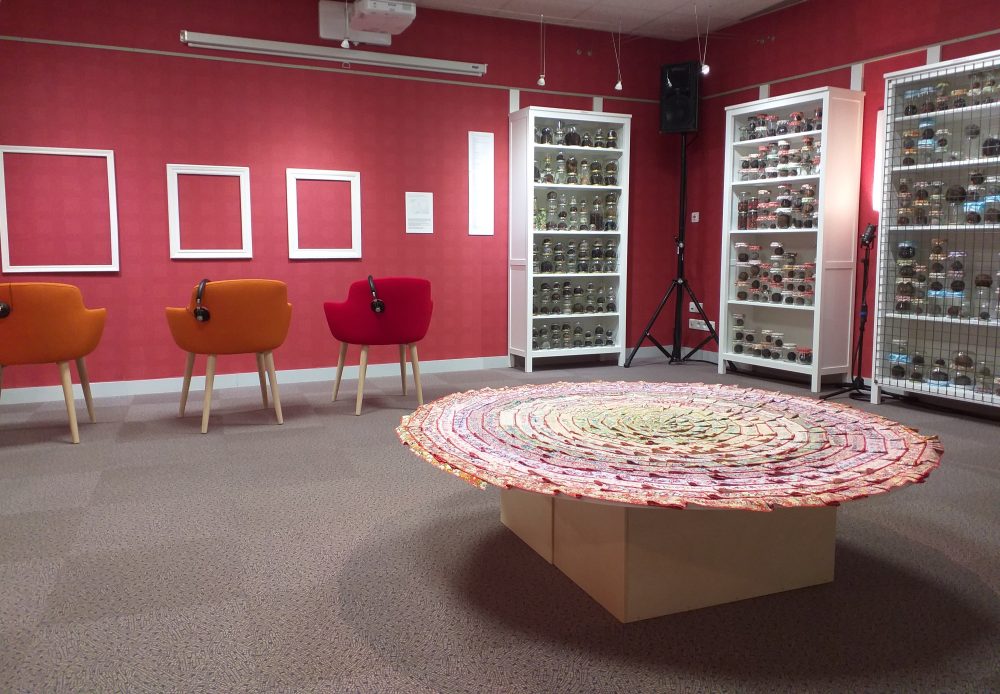 Sofie Vinet - Madame Filosa - Les Pelotes Confinées 2 - rosace à l'exposition de Nozay (44)