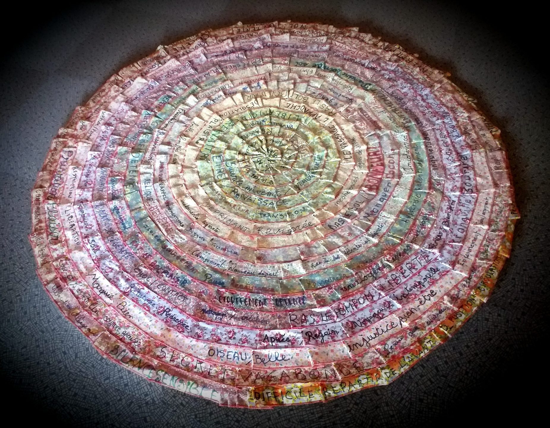 Sofie Vinet - Madame Filosa - Les Pelotes Confinées 2 - rosace à l'exposition de Nozay (44)