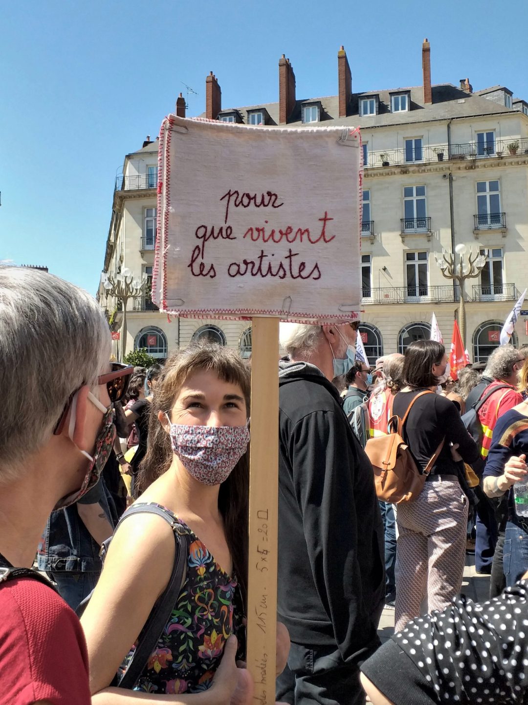 Sofie Vinet - Brodeuse écriveuse - Broder c'est Résister - manifestation Nantes (44)