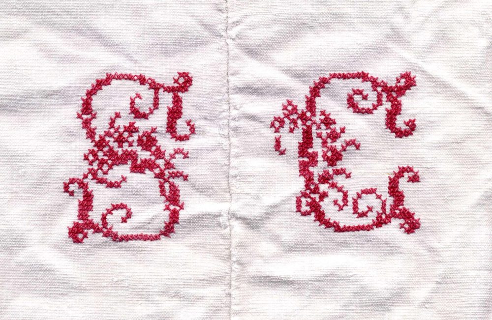 Sofie Vinet - Brodeuse écriveuse - Coupons de Vie - Initiales Sorties de l'Armoire