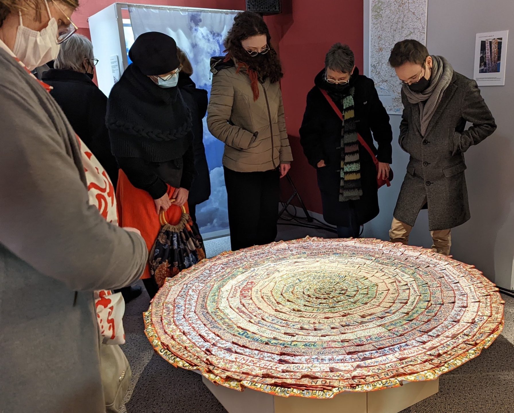 Sofie Vinet - Madame Filosa - Les Pelotes Confinées 2 - rosace à l'exposition de Nozay (44)