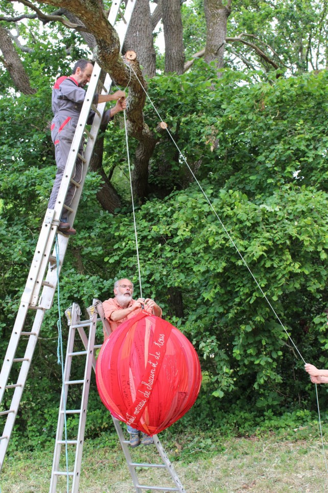 Sofie Vinet - Fille de la terre - La Pelote de Chiffons Rouges - installation in situ