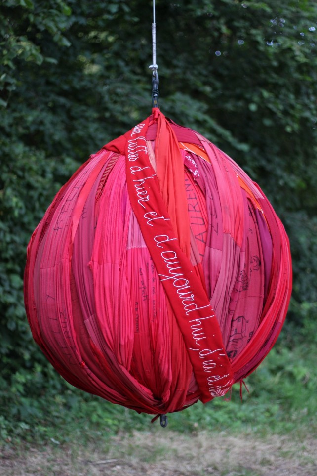 Sofie Vinet - Fille de la terre - La Pelote de Chiffons Rouges - in situ