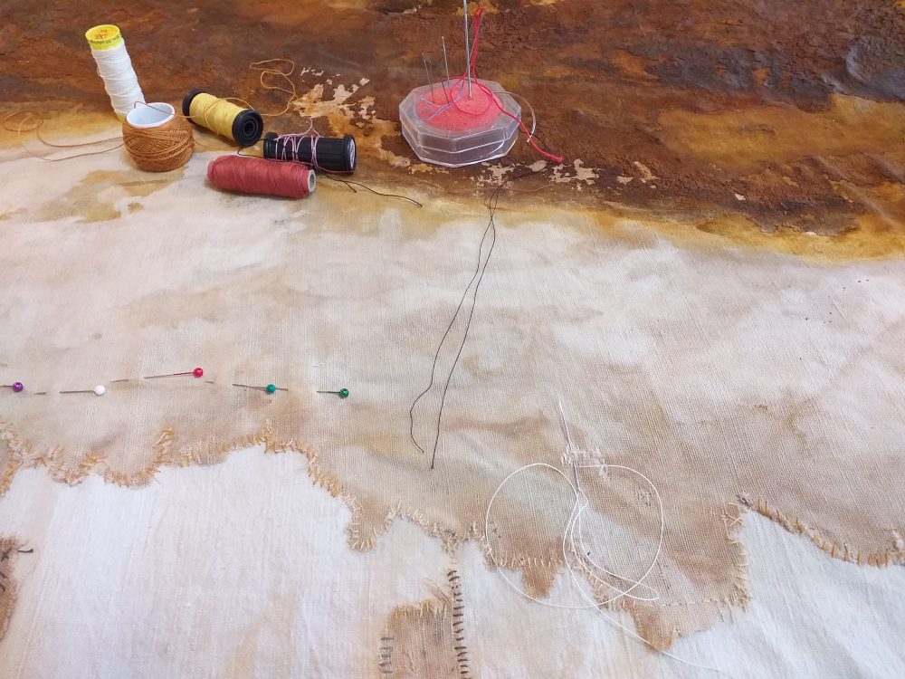 Sofie Vinet - Histoires de Femmes - Traverse - Raccommodage drap à Nozay (44)