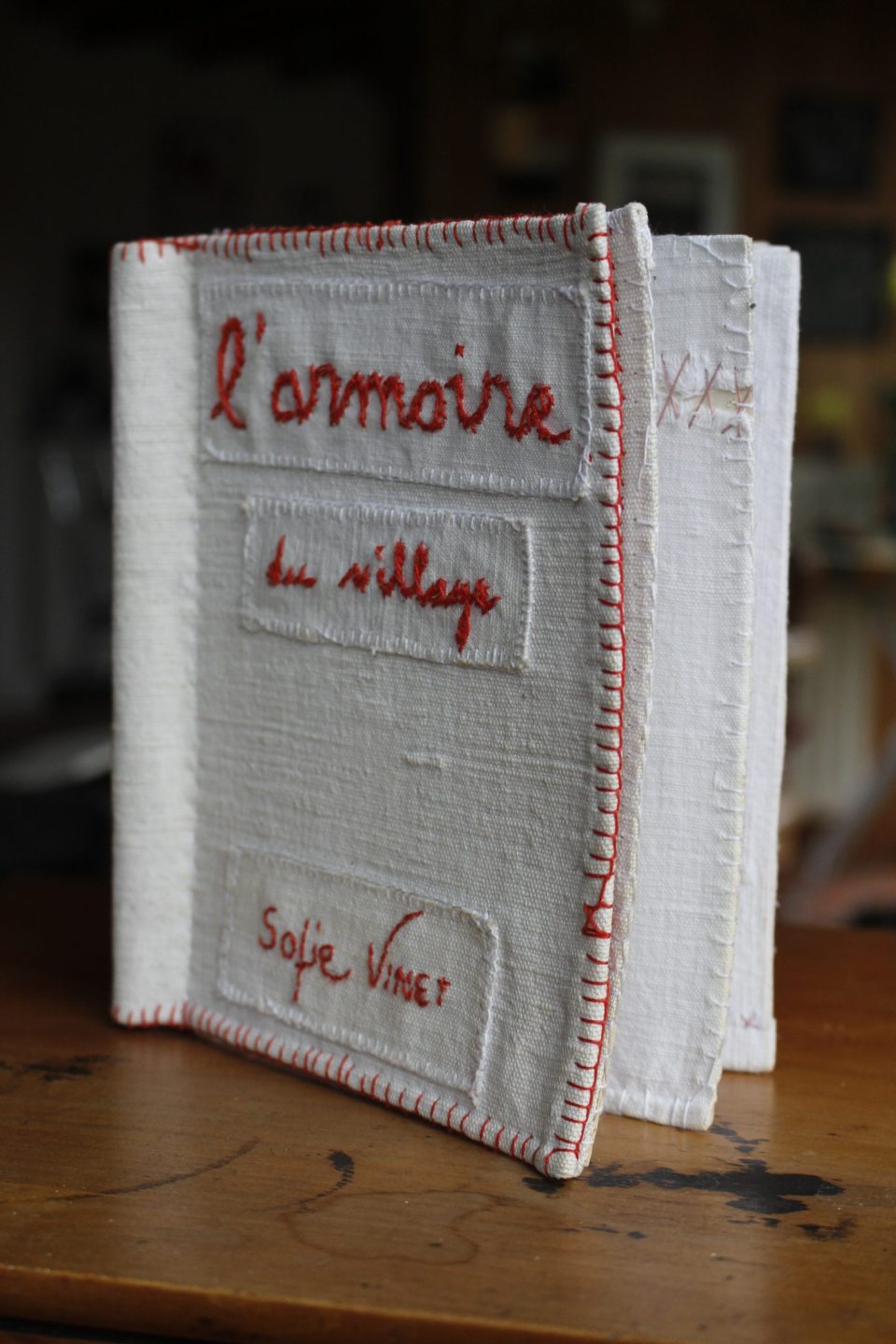Sofie Vinet - Histoires de Femmes - L'Armoire du Village - Livre Brodé