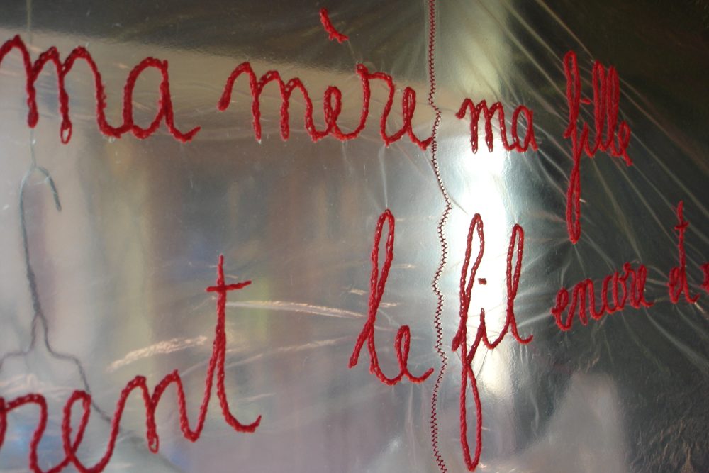 Sofie Vinet - Histoires de Femmes - L'Armoire aux Trois Robes - Broderie sur bâche - Notre-Dame-des-Landes (44)