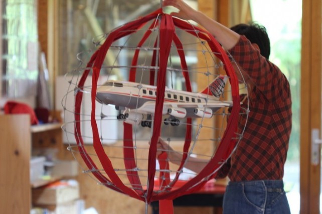 Sofie Vinet - Fille de la terre - La Pelote de Chiffons Rouges - Premier tour de chiffons sur le globe