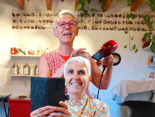 Madame Filosa artisane - coiffeuse - devant le grand miroir