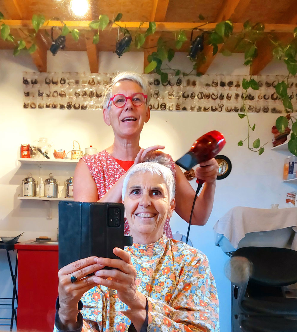 Madame Filosa artisane - coiffeuse - devant le grand miroir