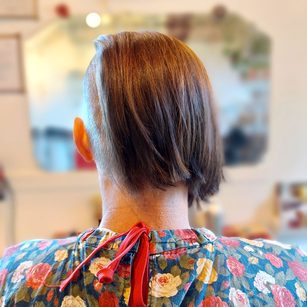 Madame Filosa artisane - coiffeuse - devant le grand miroir