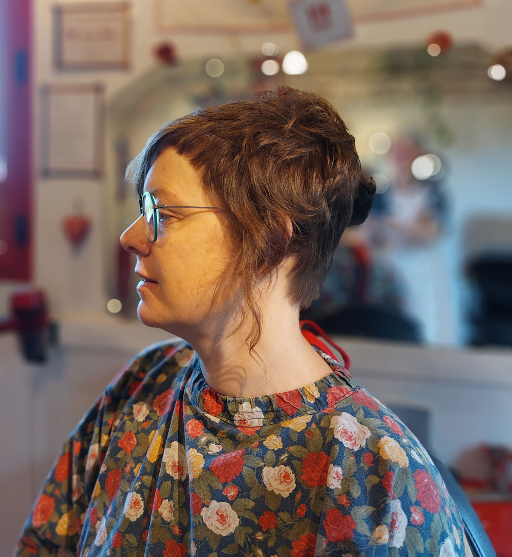 Madame Filosa artisane - coiffeuse - devant le grand miroir