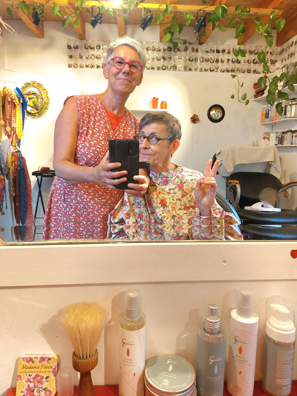 Madame Filosa artisane - coiffeuse - devant le grand miroir