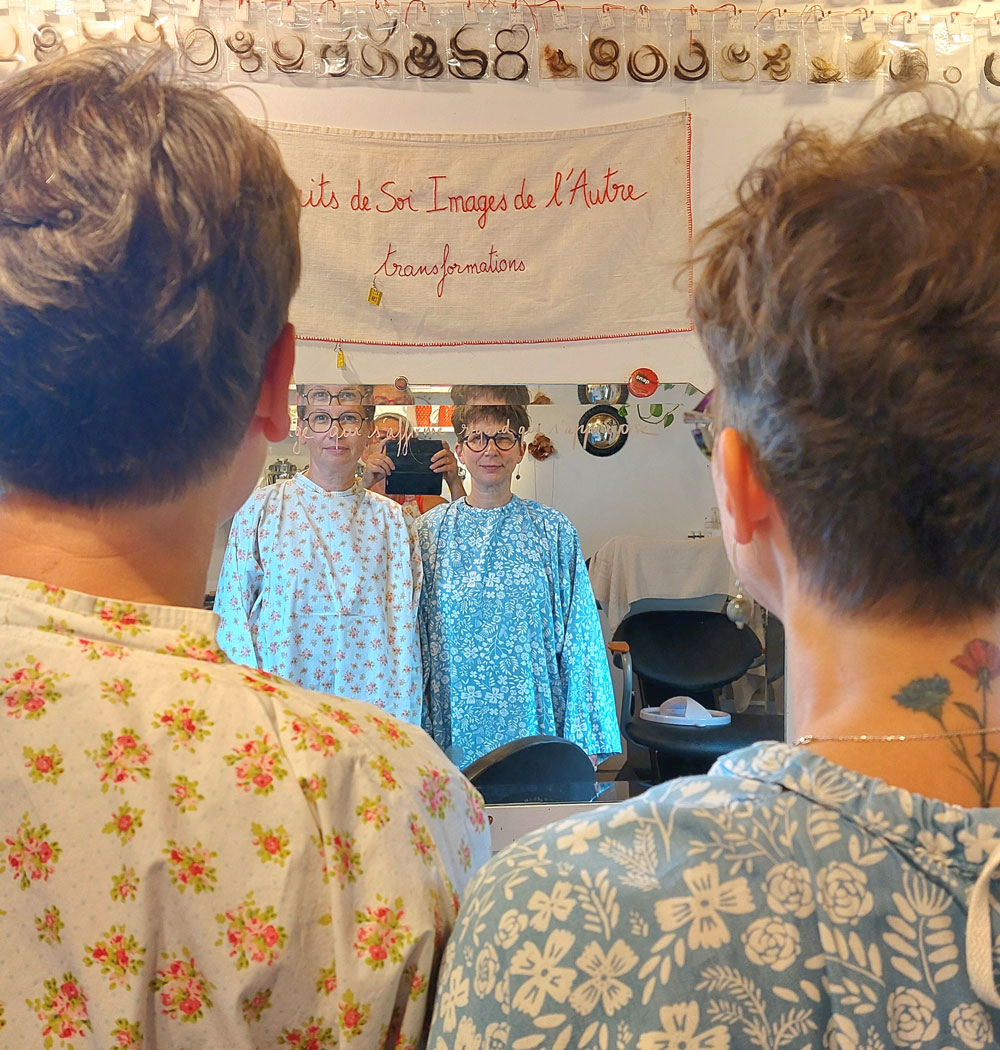 Madame Filosa artisane - coiffeuse - devant le grand miroir