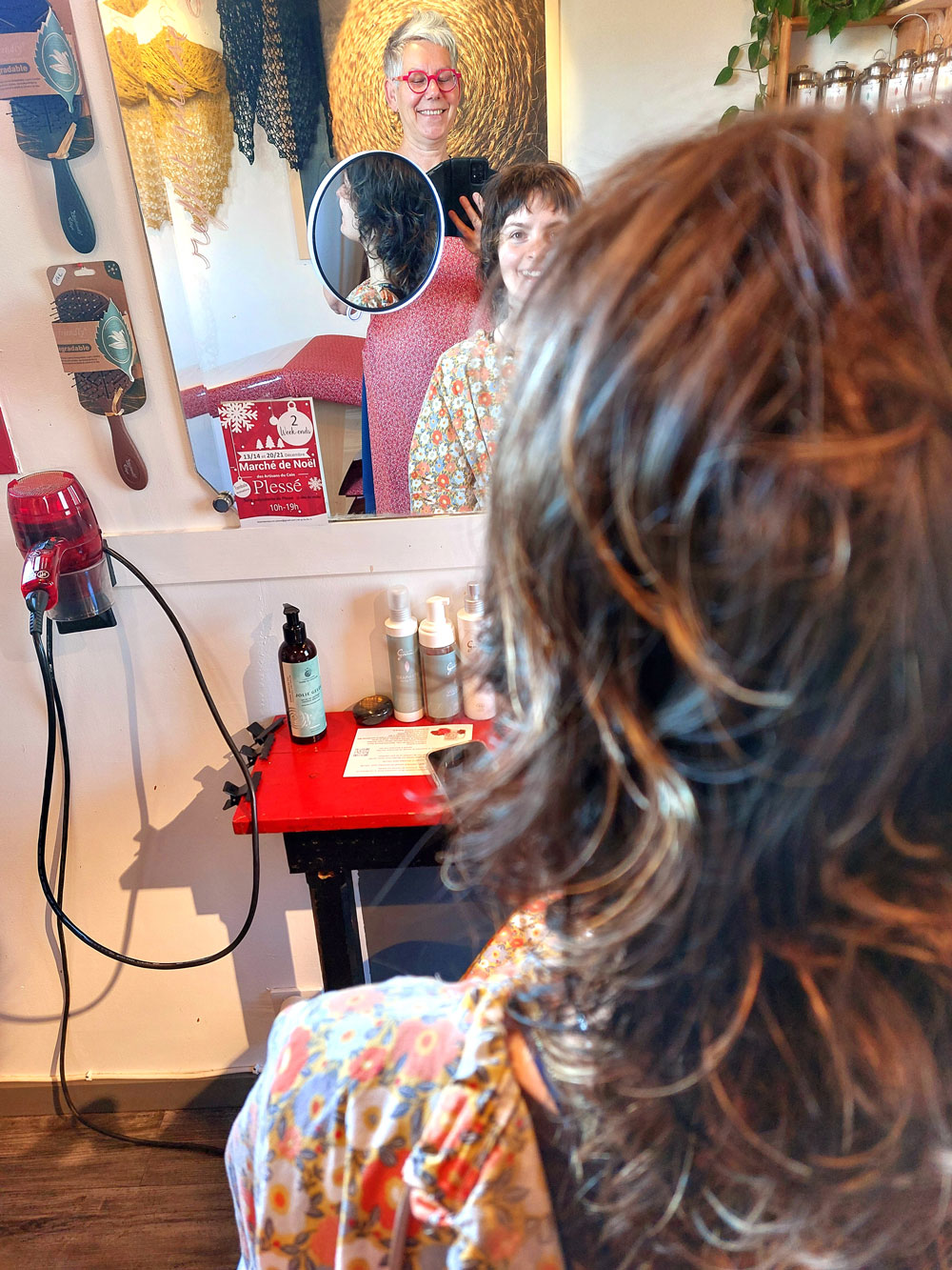 Madame Filosa artisane - coiffeuse - devant le grand miroir