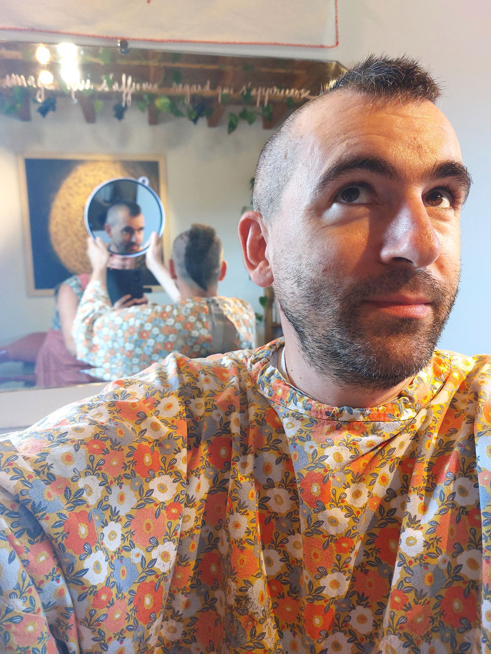 Madame Filosa artisane - coiffeuse - devant le grand miroir