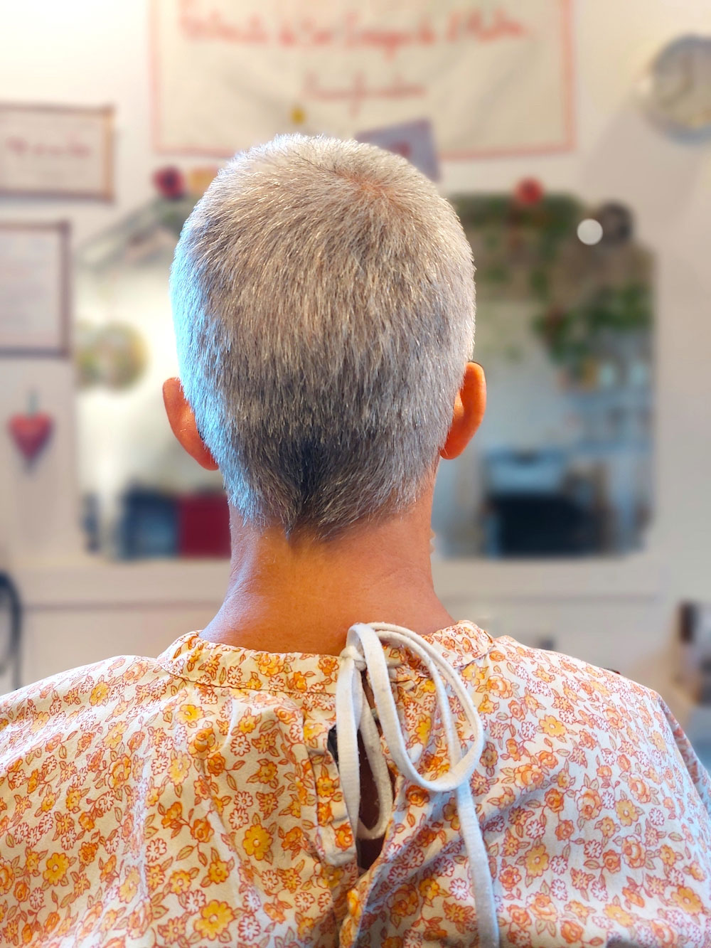 Madame Filosa artisane - coiffeuse - devant le grand miroir