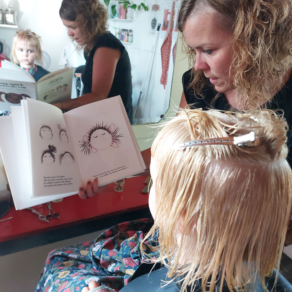 Madame Filosa artisane - coiffeuse - devant le grand miroir