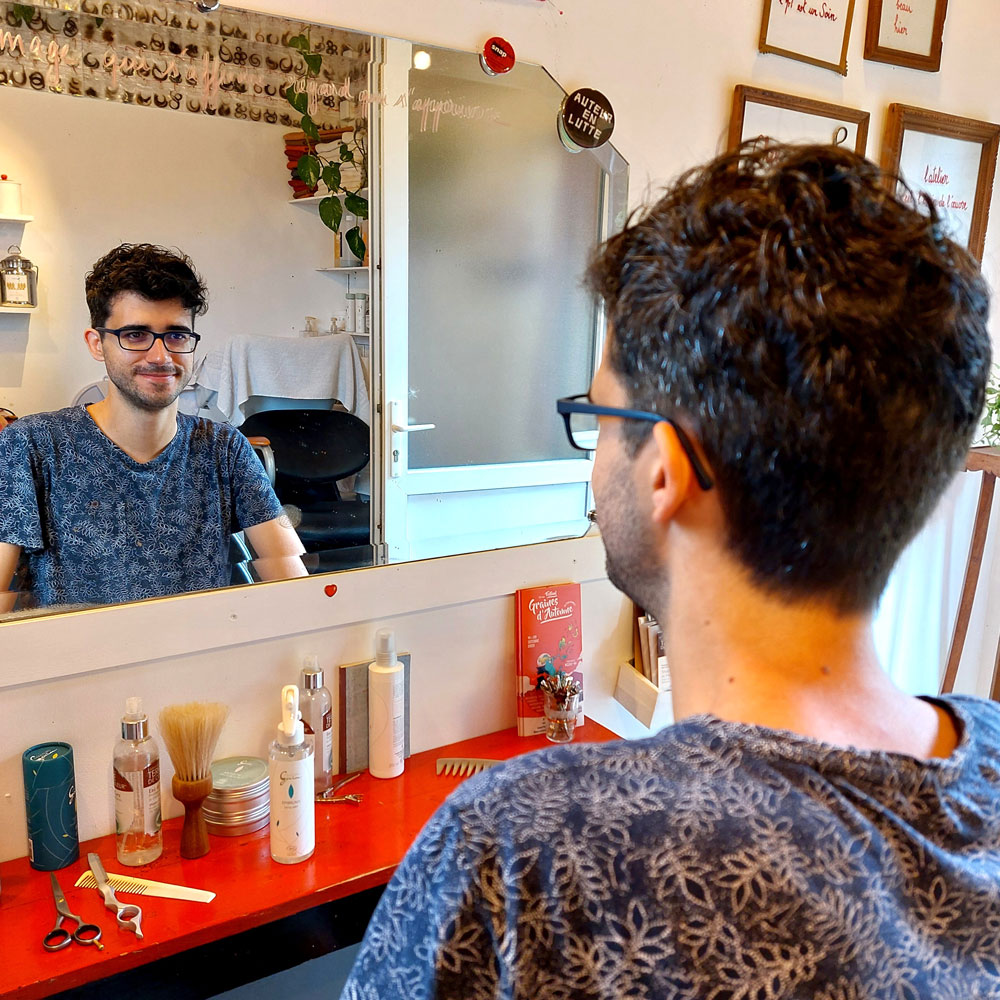 Madame Filosa artisane - coiffeuse - devant le grand miroir