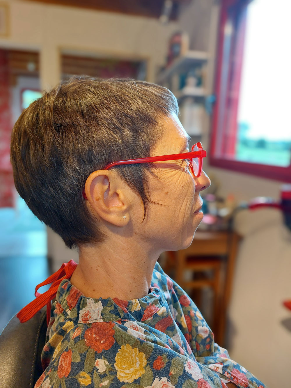 Madame Filosa artisane - coiffeuse - devant le grand miroir